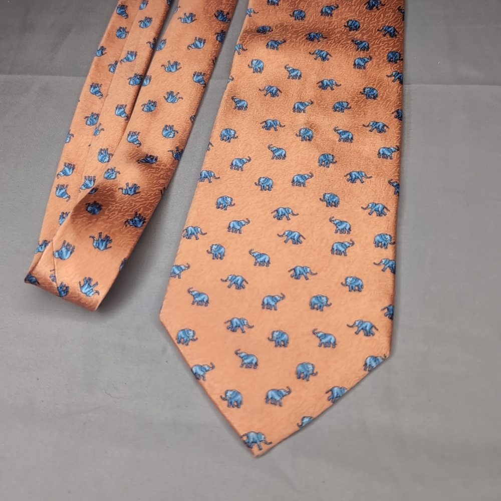Men's Pierre Cardin 100% Silk Blue Elephants On Salmon Tie Necktie 3.75"x57.5"
